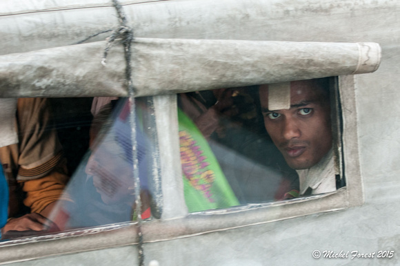 À travers la fenêtre du bus vers Agra