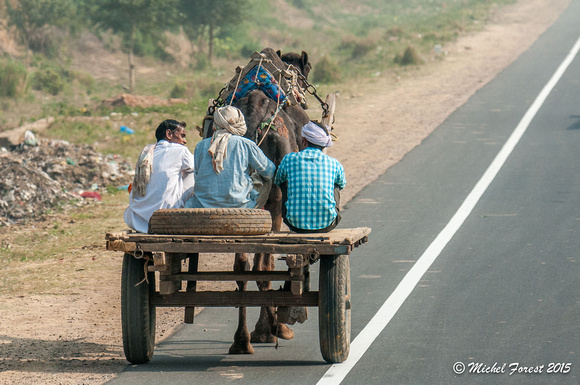 À travers la fenêtre du bus vers Agra