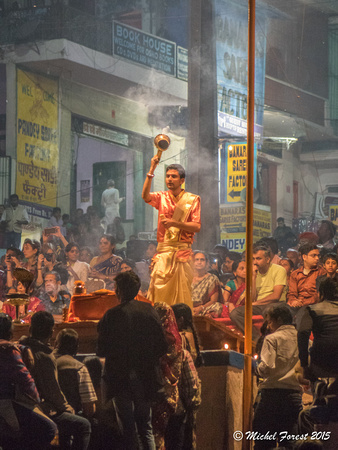 Cérémonie d'offrande sur les ghats du Gange